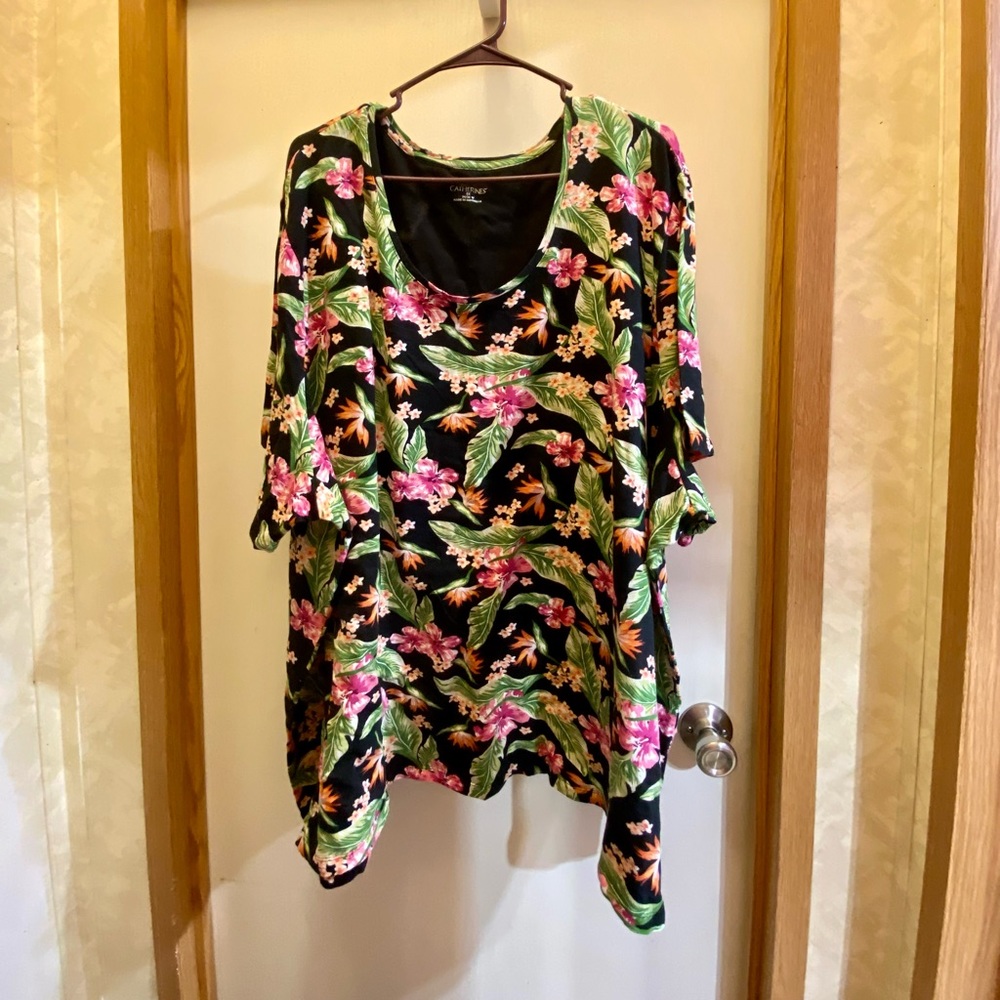 NWOT Catherine’s short sleeve round neck floral size 32w-34w or 5x